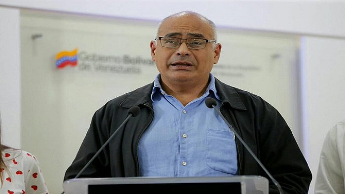 El ministro de Salud de Venezuela, Carlos Alvarado, pidió a la población  buscar asistencia médica en caso de padecer síntomas semejantes al Covid-19.