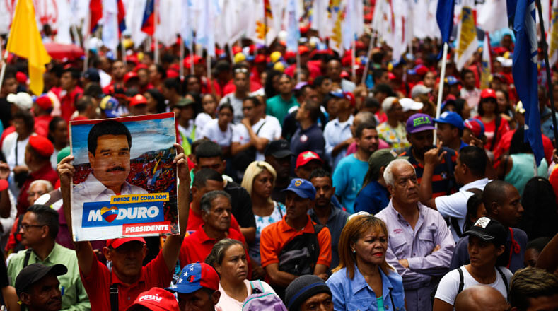 A través de su cuenta en Twitter, el mandatario venezolano enfatizó que "estamos de pie, en lucha y victoria". 
