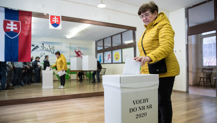 Una mujer emite su voto durante las elecciones parlamentarias de Eslovaquia este sábado.