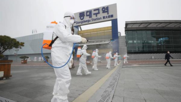 Operación de desinfección, en un esfuerzo por reducir la propagación del coronavirus, en Daegu.