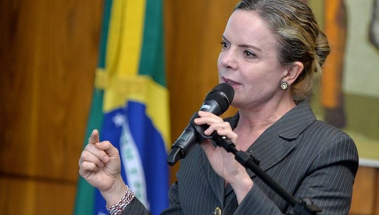 Los fanáticos del presidente Bolsonaro ofendieron y usaron la violencia física contra la líder política mientras estaba con su hija de 14 años.
