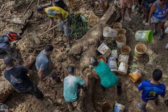 Bomberos y voluntarios brasileños prosiguen sus labores de rescate y salvamento.
