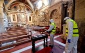 La Iglesia de San Domenico Maggiore en Nápoles es fumigada para contrarrestar el peligro de contagio del coronavirus.