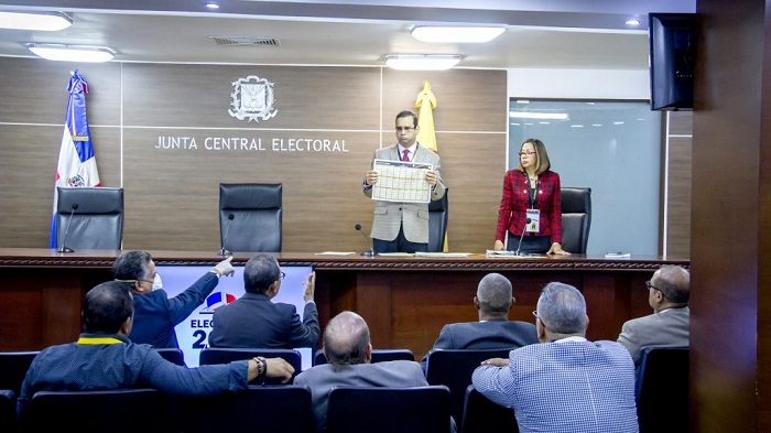 La Junta Central Electoral presentó los formatos de boleta que se utilizarán durante las próximas elecciones presidenciales y congresionales.