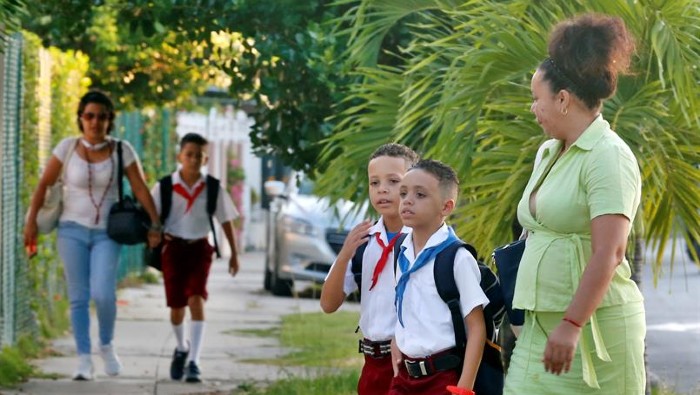 El cierre de escuelas en Cuba va acompañado con un programa de teleclases para afianzar conocimientos.