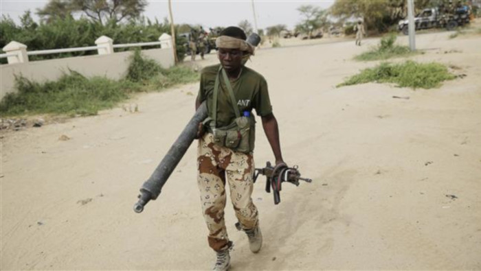 En la foto de archivo, un soldado de Chad lleva armas incautadas de Boko Haram.