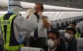 Un trabajador verifica la identidad de un tripulante de un avión en al Aeropuerto Internacional de Yiwu.
