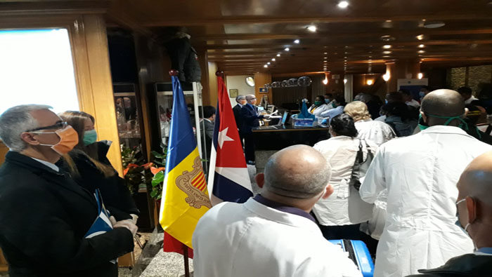Los médicos cubanos que arribaron a Andorra fueron recibidos por los habitantes, entonando con entusiasmo su himno nacional.
