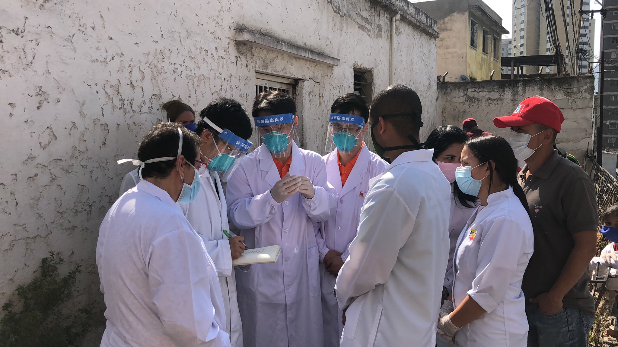 La delegación de médicos chinos visitó también las instalaciones del Centro de Diagnóstico Integral (CDI) Dr. Alcides Rodríguez que forma parte de la Red Comunal para la atención de casos de Covid-19 en la región capital.