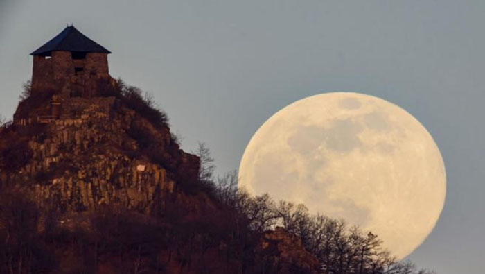 Desde la aldea europea de Somoskoujfalu, en Hungría, también se pudo admirar la superluna, que se percibió un 7 por ciento más grande de lo habitual.