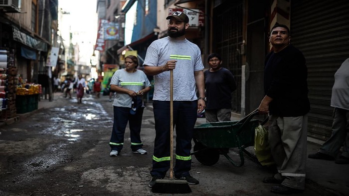 En Buenos Aires se realizan limpiezas en las calles para prevenir los casos de dengue.