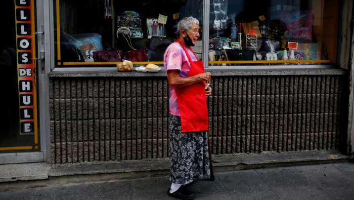 Debido a los despidos y suspensiones tanto en el sector público como en el privado, cada vez más guatemaltecos dependen de la economía informal y de las remesas.