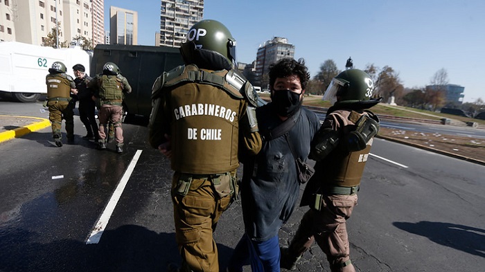 El Cuerpo de Carabineros detuvo a manifestantes y periodistas en Chile este 1 de mayo.