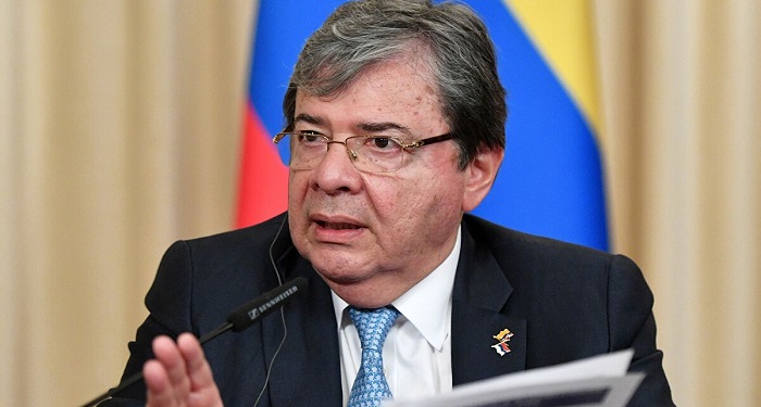 El ministro de Defensa, Carlos Holmes Trujillo, explicó que la decisión se tomó a raíz de las denuncias sobre el empleo irregular de las capacidades de inteligencia militar.