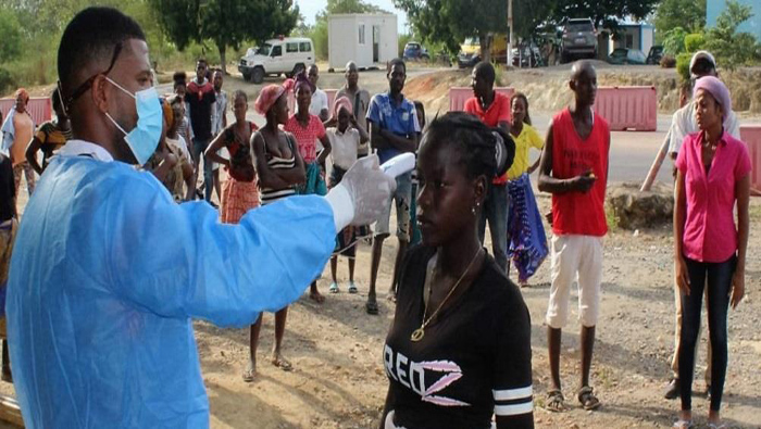 El Gobierno angoleño decretó como obligatorio el uso de tapabocas o mascarillas en espacios públicos, para evitar el contagio con Covid-19.