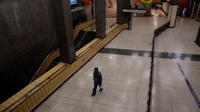 El país ha comenzado a reabrir sitios como estaciones del metro, cerradas desde octubre por las protestas.