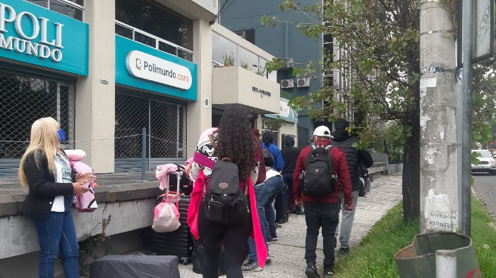 En las afueras de la embajada de Quito, esperan los 92 venezolanos que regresan este jueves al país.