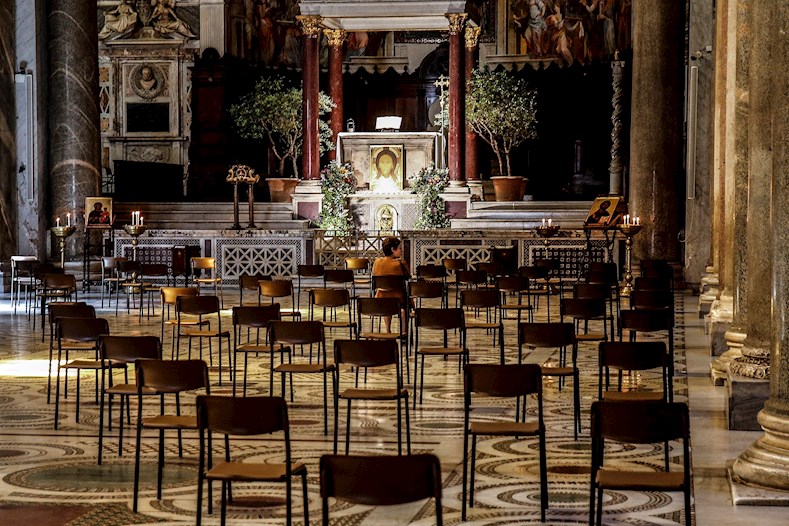 Los bancos tradicionales de las iglesias han sido sustituidos por sillas individuales durante la fase dos del desconfinamiento en Italia. Después del 18 de mayo, se reanudarán las celebraciones habituales, teniendo en cuentas las medidas de bioseguridad.