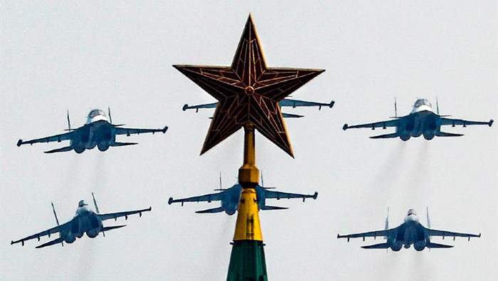 Este año, Rusia celebra la victoria sobre el fascismo con una parada aérea, ante la imposibilidad de llevar a cabo el tradicional desfile militar.