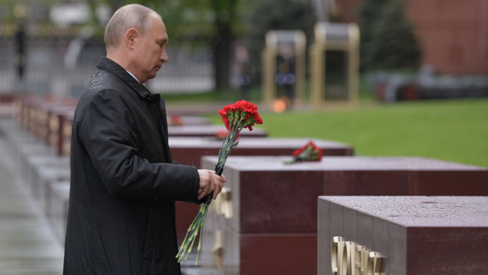 El presidente Putin deposita flores en las estelas de las ciudades heroicas en el Jardín Alexander en Moscú.