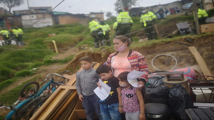 En medio de la pandemia del coronavirus, la Alcaldía de Bogotá ordenó el desalojo de viviendas de varias familias.