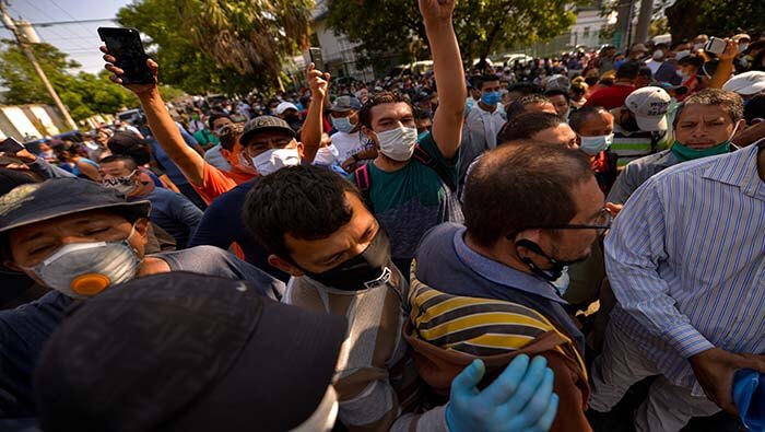 Salvadoreños manifiestan en contra el estado de emergencia en el país para hacer frete al coronavirus.