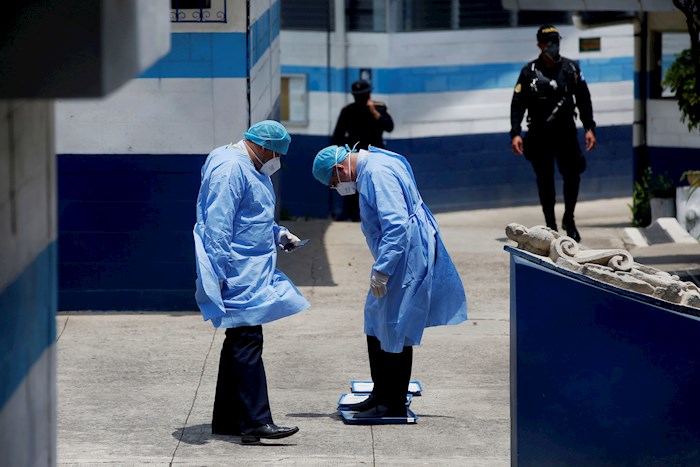 La falta de equipos de protección es de los reclamos del personal médico que trabaja en los centros hospitalarios que brindan atención a los pacientes con la Covid-19  de la capital guatemalteca.