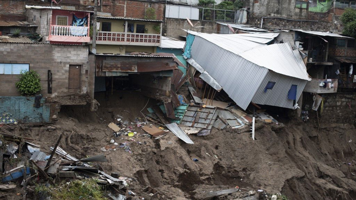 El Gobierno de El Salvador reportó 29.968 afectados debido a las fuertes lluvias y 12.154 personas se encuentran en albergues.