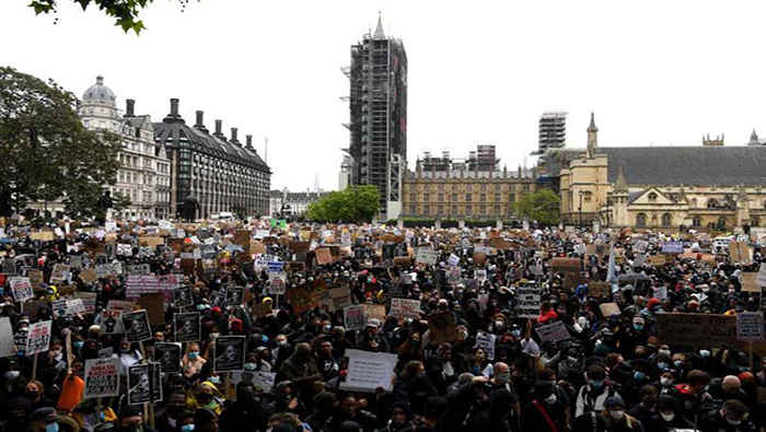 Londres vivió protestas violentas y que desobedecieron el distanciamiento social por la Covid-19.
