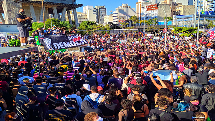 Brasil atraviesa por una crisis política en medio de la pandemia, con la dimisión de autoridades, corrupción y enfrentamientos de poder entre Bolsonaro y las instancias del país.