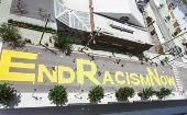 End Racism Now (Acabar el racismo ahora) fue el cartel dibujado en Carolina del Norte frente al Museo de Arte Contemporáneo.
