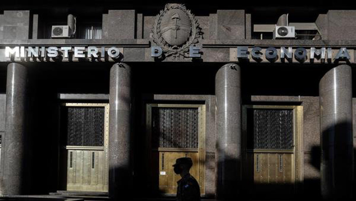 El Gobierno de Argentina fijó nuevos plazos para renegociar la deuda con los acreedores.