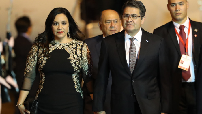 En la imagen de archivo, el presidente hondureño y su esposa asisten a la asunción del presidente panameño Laurentino Cortizo en 2019.