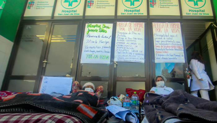 Trabajadores de la Salud protestan en demanda de medios para combatir la Covid-19, el martes, en Santa Cruz, Bolivia.