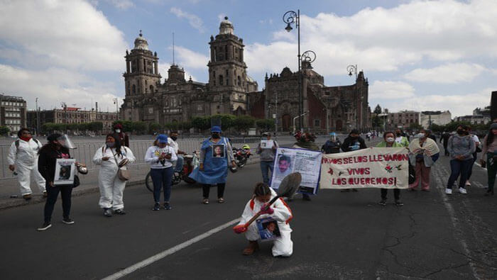 Desde hace casi dos semanas, los familiares de los desaparecidos realizan un plantón en el Zócalo de la Ciudad de México (capital).