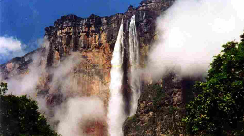 El Salto del Ángel se encuentra en el Parque Canaima, en Venezuela. Esta maravilla ha sido ampliamente reconocida como la cascada permanente más alta del mundo. Sumergiéndose ininterrumpidamente durante 807 metros, con una caída total de 979 metros, desde una montaña de mesa en un bosque.