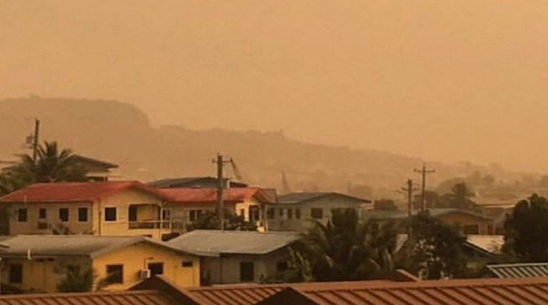 El efecto del polvo del Sahara en el día soleado provoca la coloración naranja visible en las regiones afectadas.