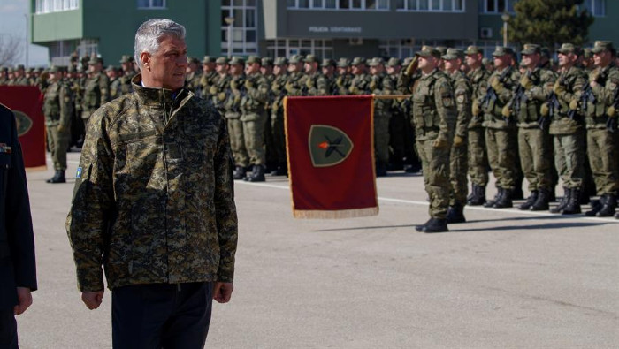 El mandatario kosovar tomó parte en la Guerra de Yugoslavia en las filas de la guerrilla Ejército de Liberación de Kosovo.