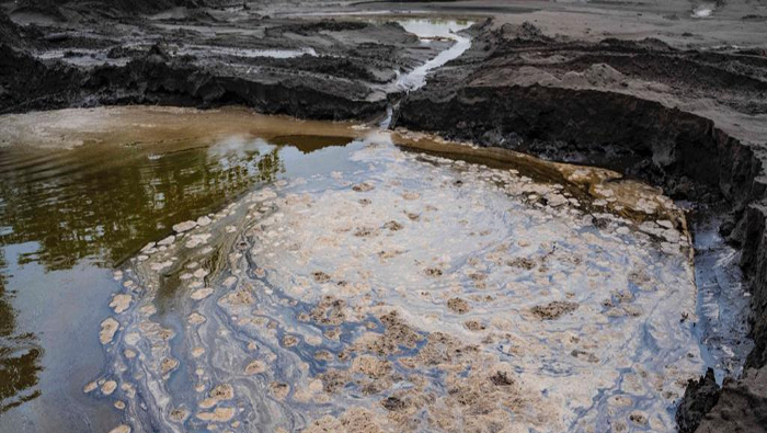 La Conaie aseguró que el derrame de petróleo se generó por daños en las tuberías de la empresa privada Crudos Pesados y la estatal Petroecuador.