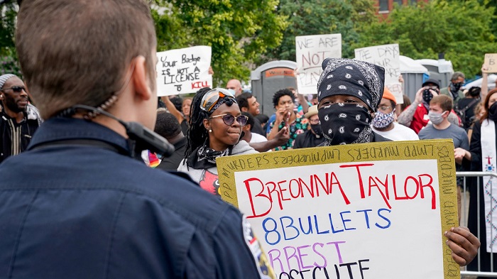 Durante semanas, los manifestantes congregados en Jefferson Square Park han exigido que se investigue la muerte de Breonna Taylor y se ponga fin a la violencia policial.