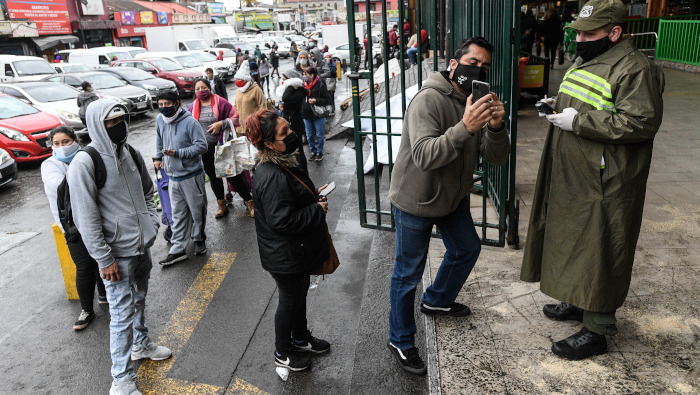 Las cuarentenas en Chile se han dificultado porque muchas personas necesitan desplazarse porque viven en zonas pobres, señaló el ministro de Ciencia, Andrés Couve.