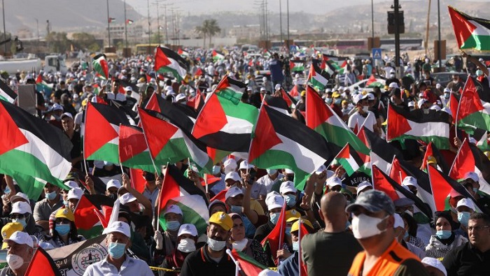 Los palestinos continúan manifestándose de manera pacífica contra el plan de Israel de anexarse zonas de Cisjordania.