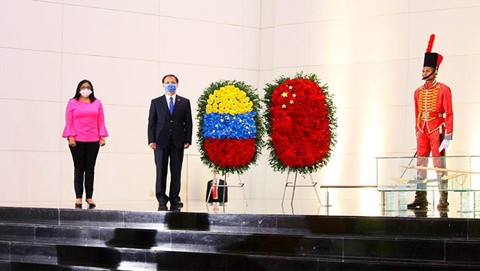 La vicepresidenta estuvo acompañada por varios ministros del Ejecutivo venezolano, así como del embajador chino en la nación, Li Baorong.
