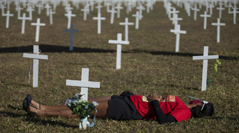 Con centenares de cruces se homenajeó en Brasil a las 57.622 personas que han fallecido hasta la fecha en el país como consecuencia de la Covid-19.