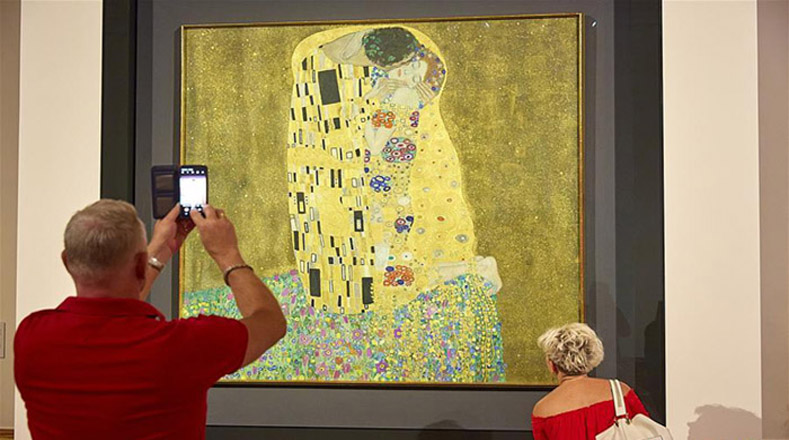 Una de las principales atracciones del museo austriaco es la colección que incluye la obra El Beso, del pintor el pintor Gustav Klimt.