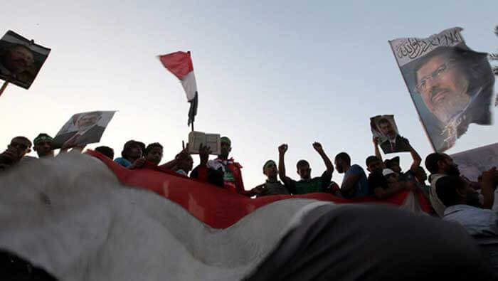 El 3 de julio de 2013, el ejército egipcio y varios sectores de la oposición tomaron el palacio de Gobierno.