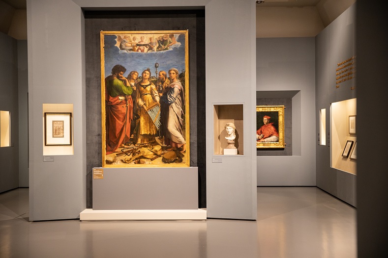 La muestra la integran 200 obras de Raffaelo como el Éxtasis de Santa Cecilia. Se exponen en el Scuderie del Quirinale, en Roma, Italia para rendir homenaje a la célebre figura en el 500 aniversario de su muerte. 