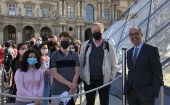 El director-presidente del Louvre recibió a los primeros visitantes.