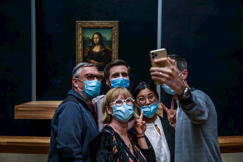 Selfies, nasobucos y la "Monna Lisa" de fondo es la tendencia de esta jornada en el Louvre, como era de suponer.