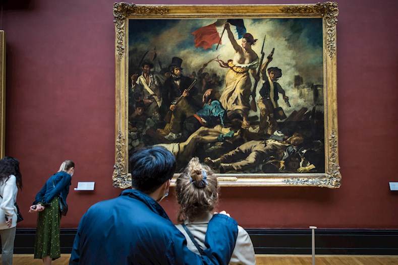 "La libertad guiando al pueblo", de Eugene Delacroix recibió también admiradores en la etapa poscovid.
